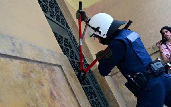 Ολοκληρώθηκε η επιχείρηση εκκένωση της Νομικής Σχολής Αθηνών - Έγιναν 27 προσαγωγές (βίντεο, φωτ.)