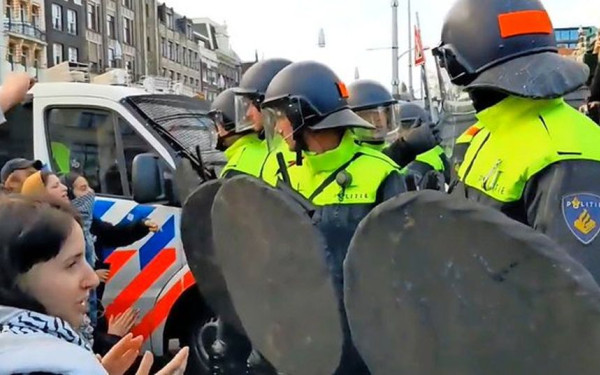 Συγκρούσεις φοιτητών-αστυνομίας στην Ολλανδία με φόντο την εισβολή του Ισραήλ στη Γάζα (βίντεο)