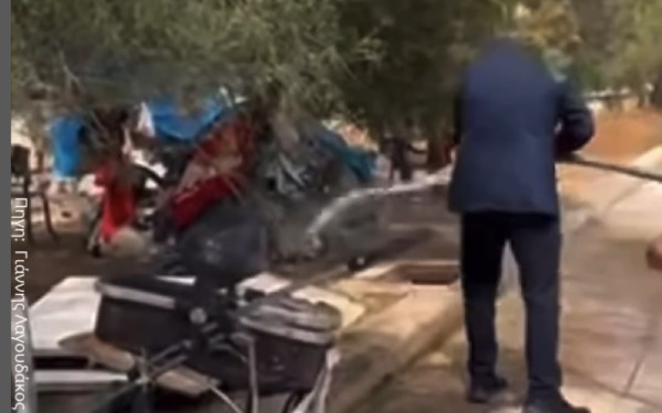 Δείτε βίντεο: Δήμαρχος καταβρέχει με μάνικα αντικείμενα οικογένειας Ρομά