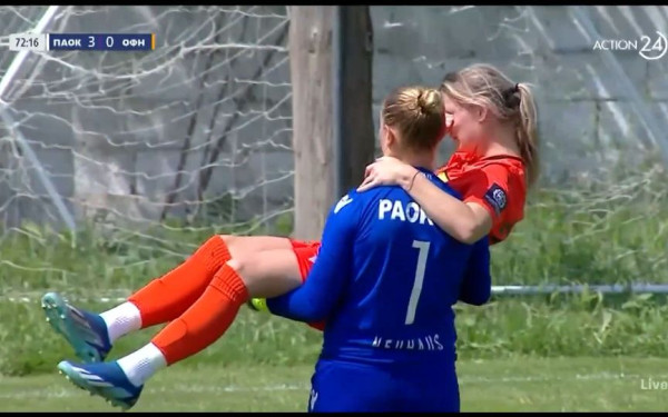 Αυτόν τον αθλητισμό θέλουμε: Η τερματοφύλακας του ΠΑΟΚ πήρε αγκαλιά και βοήθησε την τραυματία αντίπαλό της (βίντεο)