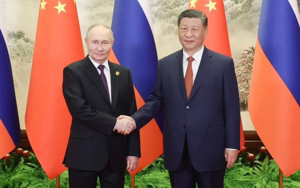 Στο Πεκίνο ο Πούτιν: Θερμή υποδοχή από τον Σι Τζινπινγκ - Διαβεβαιώσεις φιλίας και συνεργασίας (βίντεο)