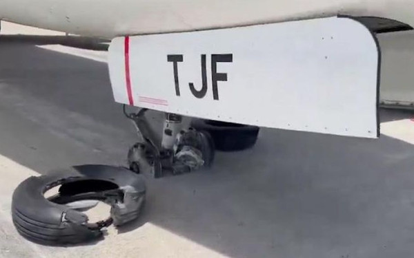 Τουρκία: Έσκασε ο μπροστινός τροχός ενός Boeing 737 κατά τη διάρκεια της προσγείωσης (βίντεο)