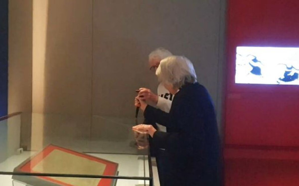 Βρετανία: Δύο ηλικιωμένες ακτιβίστριες έσπασαν την προθήκη της Μάγκνα Κάρτα - Δείτε βίντεο