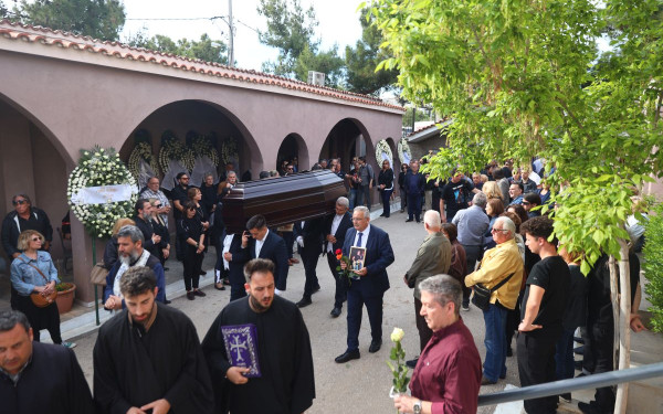 Παρουσία συγγενών και πλήθους καλλιτεχνών το τελευταίο αντίο στον Αντώνη Τουρκογιώργη (βίντεο, φωτ.)