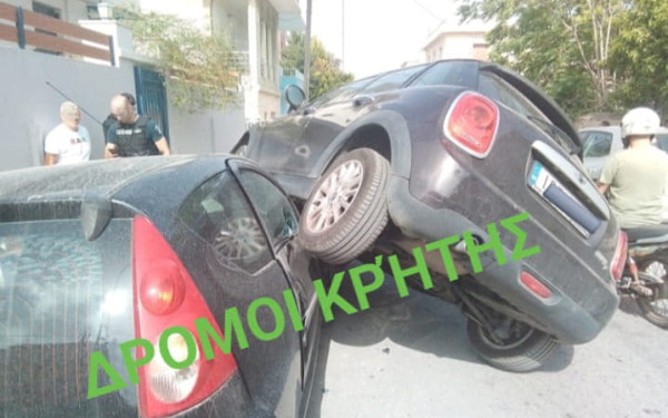 Απίστευτο τροχαίο στα Χανιά: Αυτοκίνητο «προσγειώθηκε» σε σταθμευμένο όχημα (φωτ.)