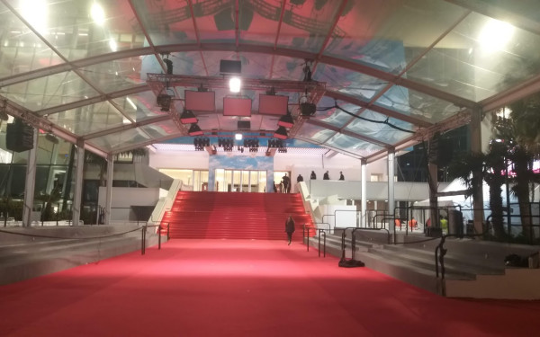 Μια ιστορία σε λεζάντες  - Βόλτα στις Κάννες: Από την κρουαζέτ στο αληθινό κόκκινο χαλί