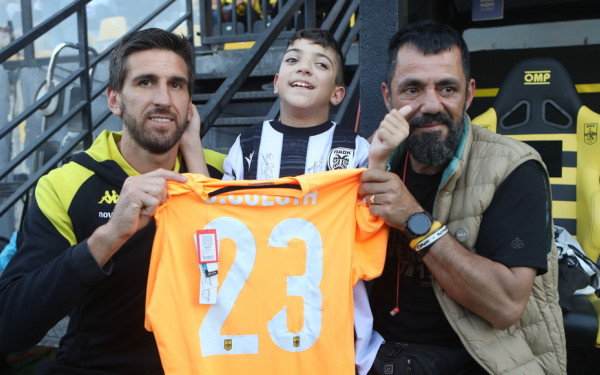 Το ποδόσφαιρο ενώνει: Όταν ο μικρός Γιαννάκης, φίλαθλος του ΠΑΟΚ, συνάντησε τον Κουέστα (φωτ.)