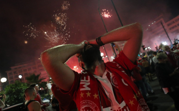 Ο Πειραιάς στις φλόγες για τον Ολυμπιακό - Δείτε φωτογραφίες