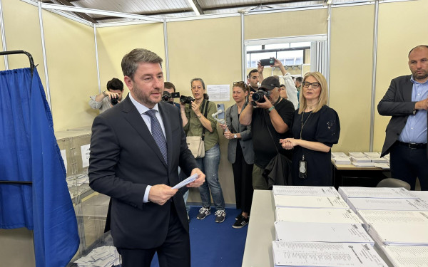 Η βόλτα Ανδρουλάκη στη ΔΕΘ: Ψήφισε στο ΤΕΕ, περιηγήθηκε στην Έκθεση Βιβλίου, έβγαλε selfies (βιντεο, φωτ.)