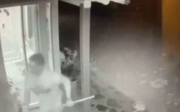 Θεσσαλονίκη: Κυνήγησε με σκούπα τους διαρρήκτες που μπήκαν στο σπίτι του (βίντεο)