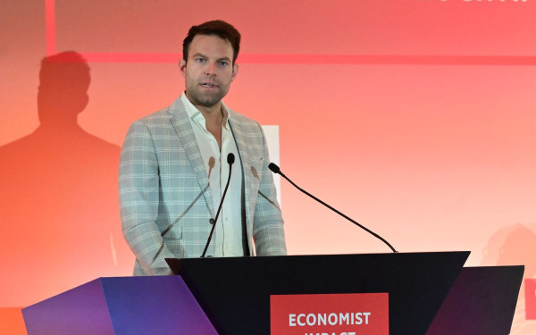 ECONOMIST - Στ. Κασσελάκης: H ελληνική κυβέρνηση «στραγγαλίζει» τις ΜμΕ - Η ΝΔ πάει στις ευρωεκλογές με κρυφή ατζέντα