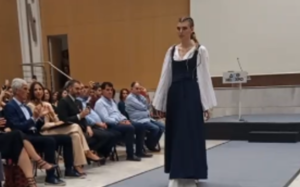 Θεσσαλονίκη: Επίδειξη μόδας από τους μαθητευόμενους της 2ης Επαγγελματικής Σχολής Μαθητείας της ΔΥΠΑ