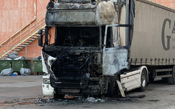 Ωραιόκαστρο: Φωτιά σε φορτηγό στο πάρκινγκ του Jumbo - Ένας τραυματίας