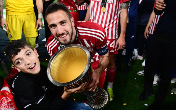 Ο μικρός Γιάννης απόλαυσε το ευρωπαϊκό τρόπαιο του Ολυμπιακού (βίντεο)