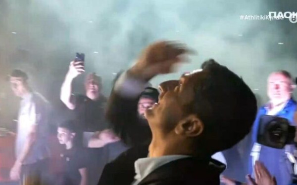 Αποθέωση για Λουτσέσκου στην Τούμπα - Έκανε τον σταυρό του και είπε «ευχαριστώ» (βίντεο)