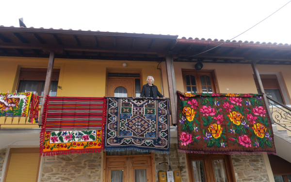 Χαλκιδική: Τα καλλιγραφένια στρωσίδια του Παλαιοχωρίου «μάγεψαν» τους Σουηδούς που έπλεξαν το εγκώμιο της υφαντικής (φωτ.)