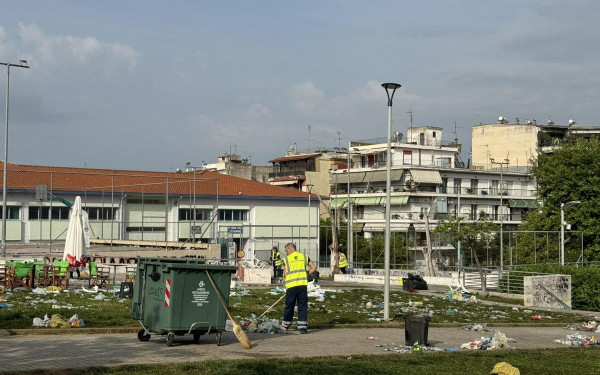Δήμος Θεσσαλονίκης: Επιχείρηση «σκούπα» μετά τους χθεσινούς πανηγυρισμούς (φωτ.)