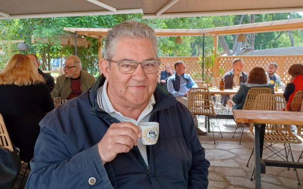 Πρωινός καφές με τον Γραμματέα του ΚΚΕ Δημήτρη Κουτσούμπα (βίντεο)