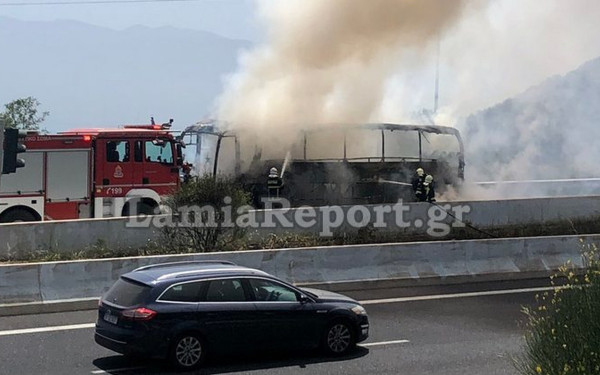 Λαμία: Κάηκε ολοσχερώς τουριστικό λεωφορείο κοντά στη Στυλίδα