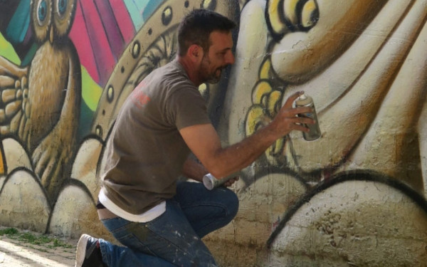 Θεσσαλονίκη: Επέστρεψε στο σχολείο του τέσσερις δεκαετίες μετά, για να σβήσει με την τέχνη τις μουτζούρες άλλων