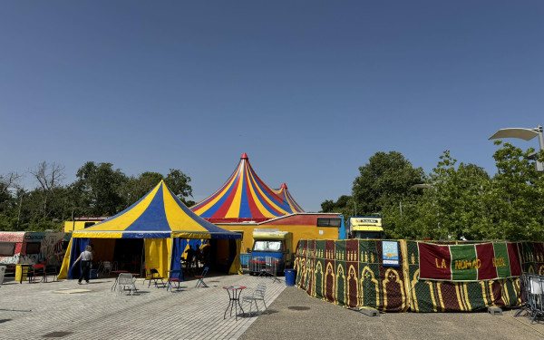 Θεσσαλονίκη: Άνοιξε τις πύλες του το φεστιβάλ «La Nomad House» στο άγαλμα Μ. Αλεξάνδρου (φωτ.)