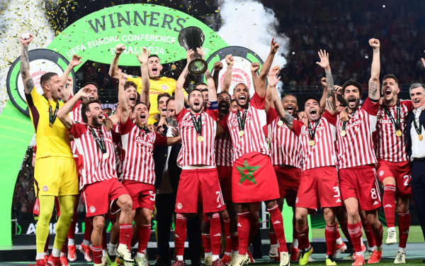 Η απονομή του τροπαίου του Europa Conference League στον Ολυμπιακό (βίντεο)