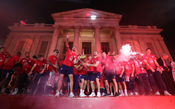 «Κάηκε» ο Πειραιάς για τον Θρύλο της Ευρώπης - Τρελοί πανηγυρισμοί για την κατάκτηση του Conference League (βίντεο, φωτ.)