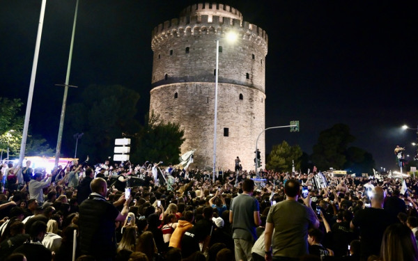 Γλέντι μέχρι πρωίας στον Λευκό Πύργο από τους φίλους του ΠΑΟΚ (βίντεο, φωτ.)