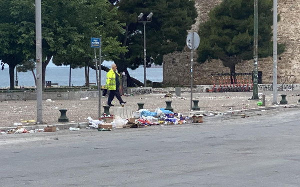Θεσσαλονίκη: Το πανηγύρισαν αλλά άφησαν πίσω τους... σκουπίδια (φωτ.)