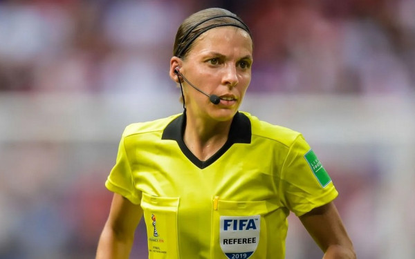 Στεφανί Φραπάρ: Η διαιτητής του τελικού κυπέλλου διδάσκει πώς να κατακτάμε τα όνειρά μας (βίντεο)