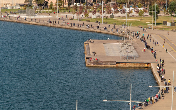 Θεσσαλονίκη: Γερμανός έκανε την πρωινή του προπόνηση στον Θερμαϊκό (βίντεο)