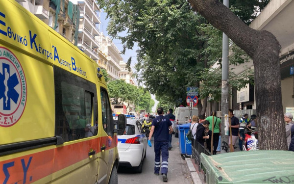 Θεσσαλονίκη: Γλίτωσαν στο «τσακ» - Μπάζα έπεσαν σε δύο διερχόμενες πεζές γυναίκες στην Τσιμισκή (φωτ.)