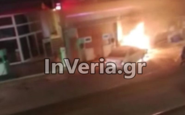 Παραλίγο τραγωδία στη Βέροια: ΙΧ «καρφώθηκε» σε αντλία βενζινάδικου και ξέσπασε φωτιά (βίντεο)