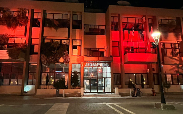 «Στα πορτοκαλί» το Δημαρχείο Κατερίνης με αφορμή την Παγκόσμια Ημέρα για τη Σκλήρυνση κατά Πλάκας