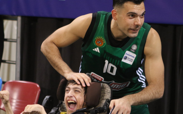 Δίδαξε πολιτισμό ο Σλούκας: Το συγκινητικό φιλί στον μικρό φίλο του Άρη (βίντεο)