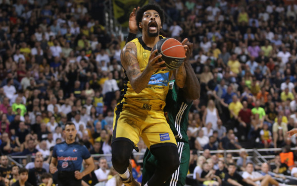 Μπάσκετ: Οι φίλοι του Άρη γέμισαν το Αλεξάνδρειο και δημιούργησαν μια εντυπωσιακή ατμόσφαιρα (βίντεο)