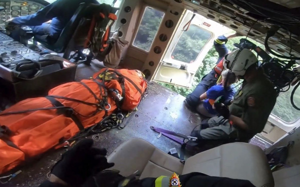 Καρέ-καρέ η δραματική διάσωση 70χρονου τουρίστα στο Φαράγγι του Βίκου - Έπαθε έμφραγμα (βίντεο)