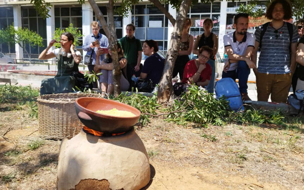 Θεσσαλονίκη: Φοιτητές Erasmus γευμάτισαν σε «προϊστορικό fast food» που στήθηκε στο ΑΠΘ