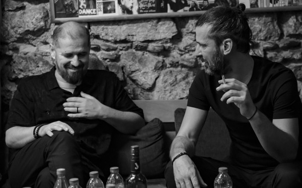 Ο Γιώργος και ο Νίκος Στρατάκης συνδέουν μουσικά την Κρήτη με τον Βορρά