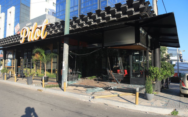 Αθήνα: Αυτοκίνητο «μπούκαρε» σε καφετέρια στη Λεωφ. Συγγρού - «Ήταν τρομακτικό, είχαμε Άγιο» (βίντεο, φωτ.)