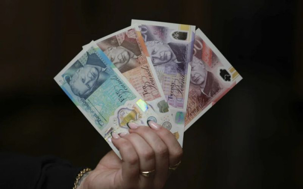 Βρετανία: Κυκλοφόρησαν τα νέα χαρτονομίσματα με το πορτρέτο του βασιλιά Κάρολου Γ'