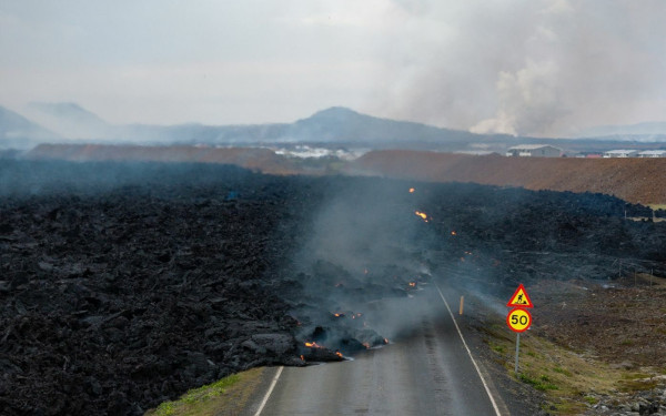 Tόνοι λάβας «καταπίνουν» δρόμο στην Ισλανδία - Δείτε εντυπωσιακές εικόνες και βίντεο