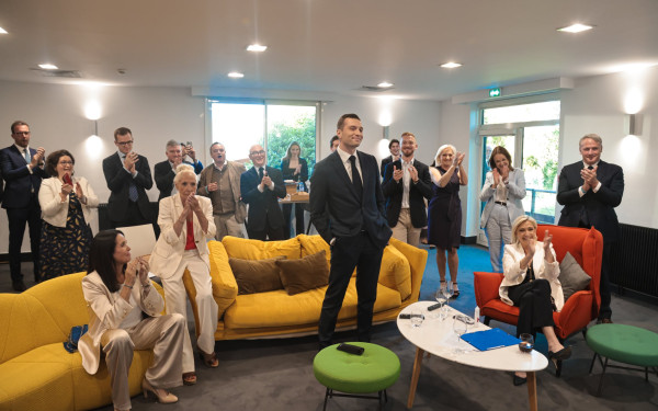 Γαλλία: Το κόμμα της Λεπέν με 32,4% έρχεται πρώτο σύμφωνα με τις πρώτες εκτιμήσεις, ακολουθεί η παράταξη Μακρόν με 15,2 %