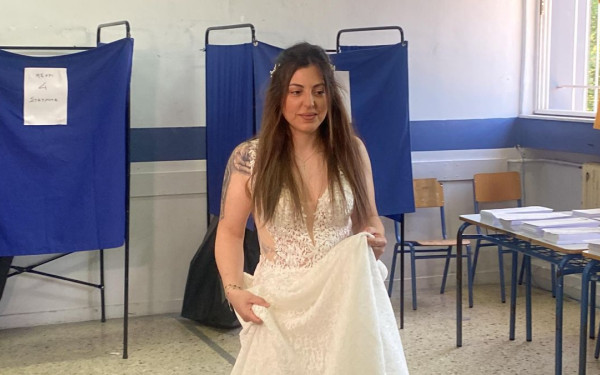 Θεσσαλονίκη: Με το νυφικό στις κάλπες - Στούντιο το εκλογικό τμήμα (βίντεο, φωτ.)