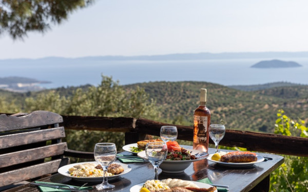 Paul’s Tavern στον Παρθενώνα Χαλκιδικής: Μοναδικά γεύματα σε υψόμετρο, με θέα στον Τορωναίο κόλπο