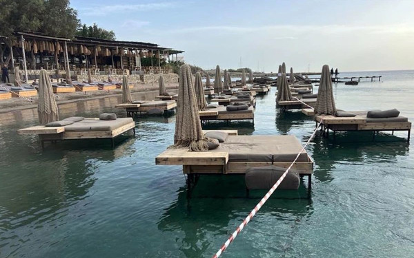 Ρόδος: Σφραγίστηκε το beach bar με τις 19 μεταλλικές κατασκευές στη θάλασσα - Συντονισμένη επέμβαση Υπ. Οικονομικών, ΕΛΑΣ και ΑΑΔΕ (βίντεο, φωτ.)