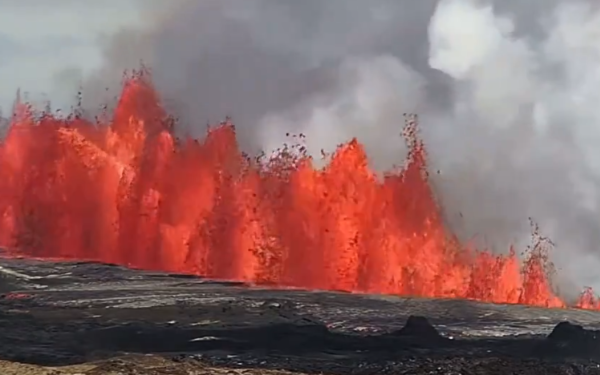 Ισλανδία: Το ηφαίστειο στη χερσόνησο Ρέικιανες εκτοξεύει λάβα και εκλύει καπνό για δεύτερη ημέρα