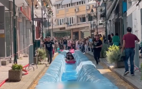 Νάουσα: Μια νεροτσουλήθρα στήνεται στο κέντρο της πόλης για καλό σκοπό