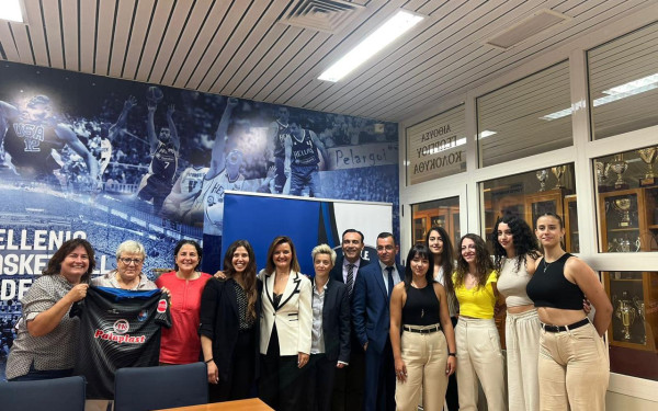 Αθλητισμός: Η Γραμμή SOS 15900 στο αριστερό μανίκι της εμφάνισης διαιτητών