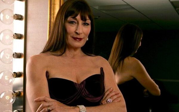 BBC: Η Αντζέλικα Χιούστον στην τηλεοπτική μεταφορά του «Towards Zero»